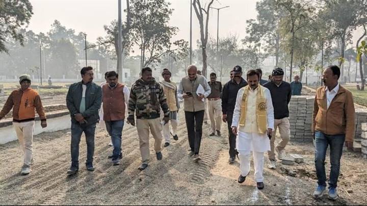 उप मुख्यमंत्री श्री राजेन्द्र शुक्ल ने रीवा में बनाये जा रहे पार्क का निरीक्षण किया